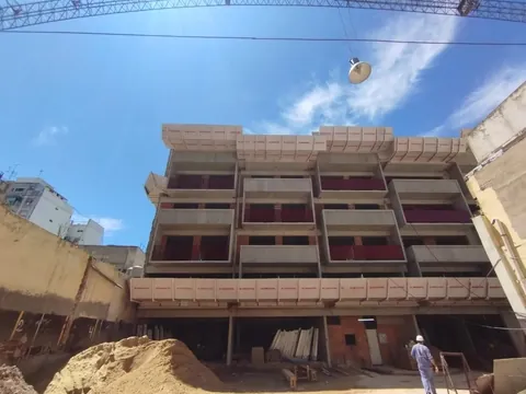 Frente de un edificio en construcción con balcones y estructura a la vista