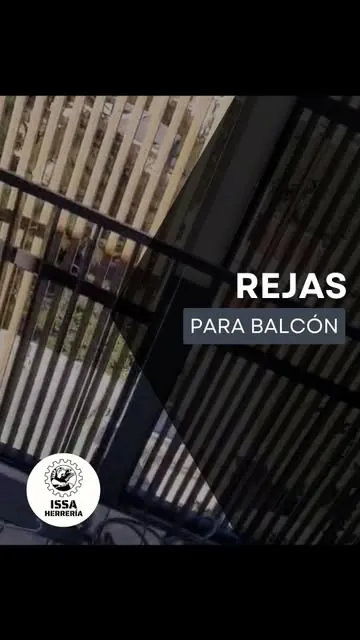 Reja de listones verticales colocada en un balcón