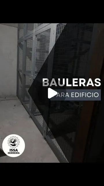 Bauleras metálicas en un edificio