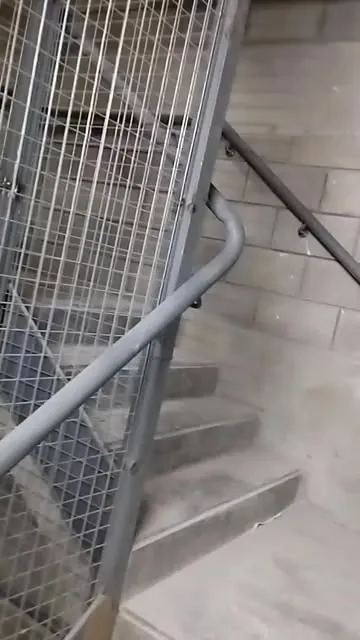 Baranda metálica de una escalera vista desde arriba