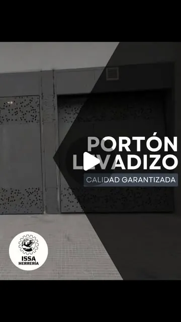 Portón levadizo de chapa perforada gris en un frente de edificio